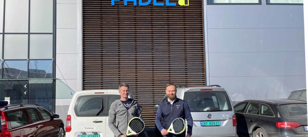 https://vikenfiber.no/wp-content/uploads/2022/04/Daglig-leder-i-Drammen-Padel-Daniel-Picard-til-v.-og-bedriftsradgiver-i-Viken-Fiber-Stian-Jensen-foran-dagens-hall-pa-Berskaug.-30.03.22.-4670-980x438.jpg