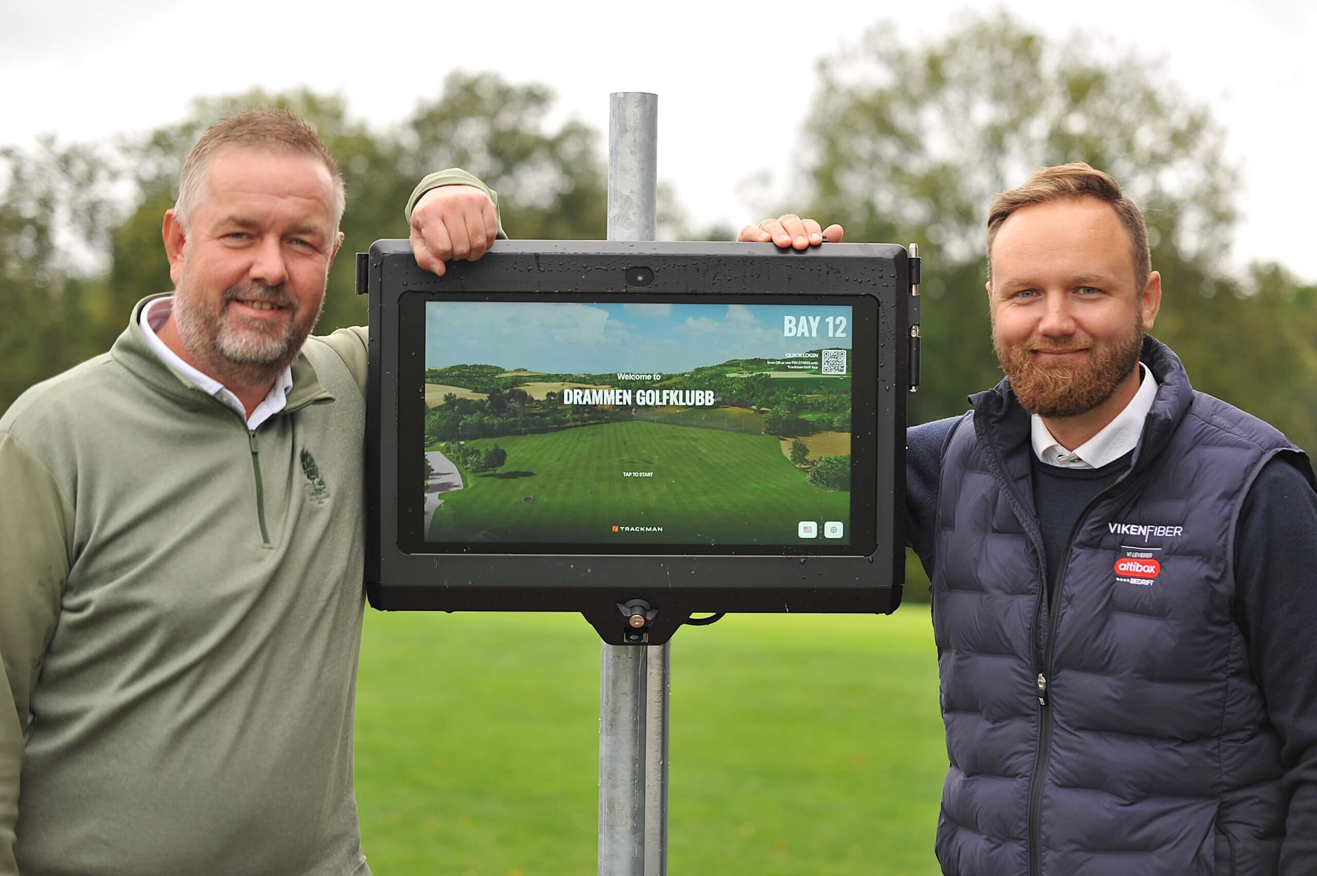 Et tilfeldig møte i 2023 mellom Drammen Golfklubbs daglige leder Rune Ulriksen (t.v.) og Viken Fibers bedriftsrådgiver Stian Jensen resulterte i moderne TrackMan Range og stabil fiberdekning på banen.